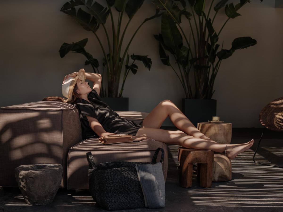 Oku Ibiza (Adults Only) Hotel ซานอันโตนิโอ ภายนอก รูปภาพ A woman relaxing