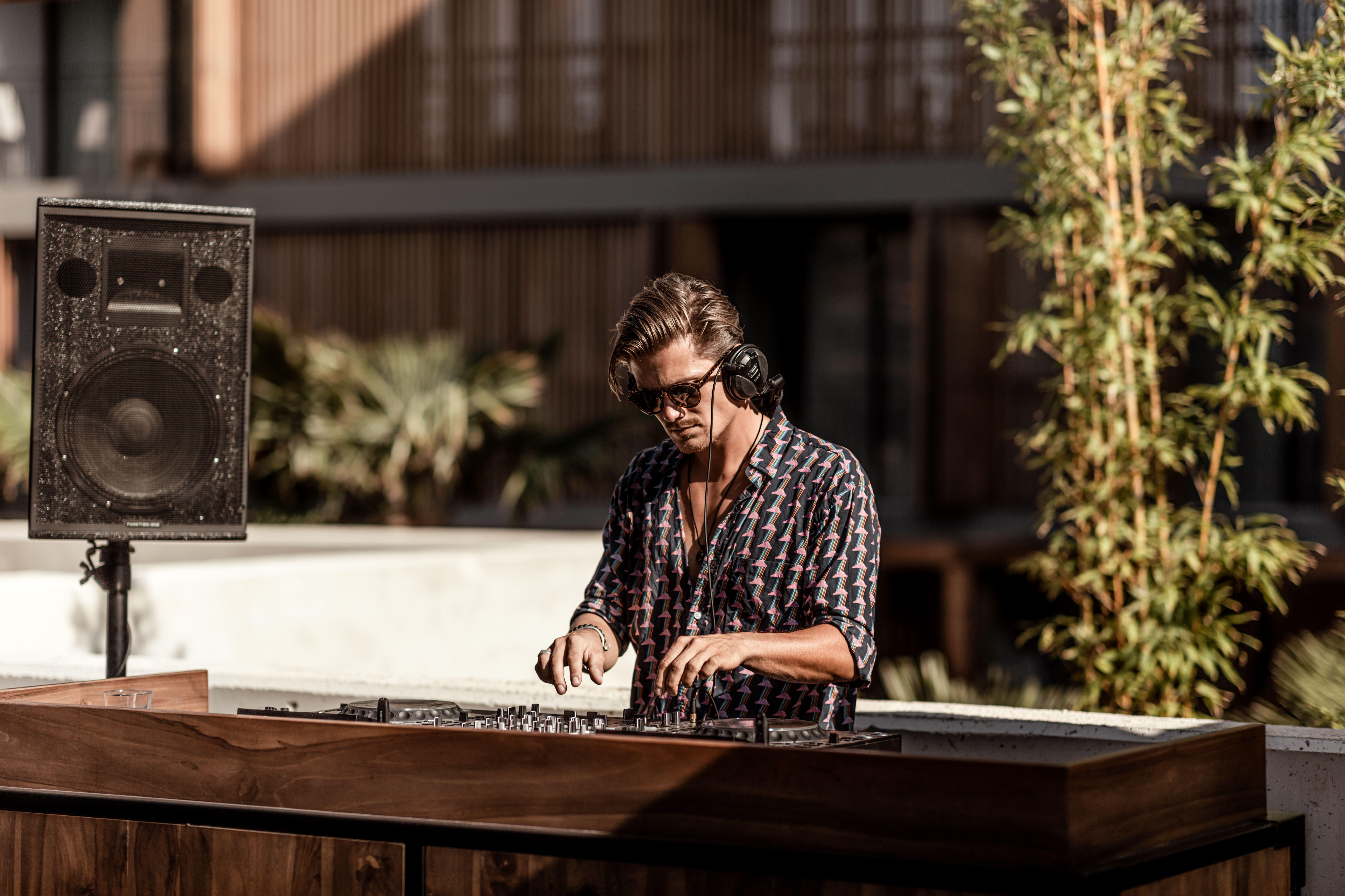 Oku Ibiza (Adults Only) Hotel ซานอันโตนิโอ ภายนอก รูปภาพ DJ performing at a pool party