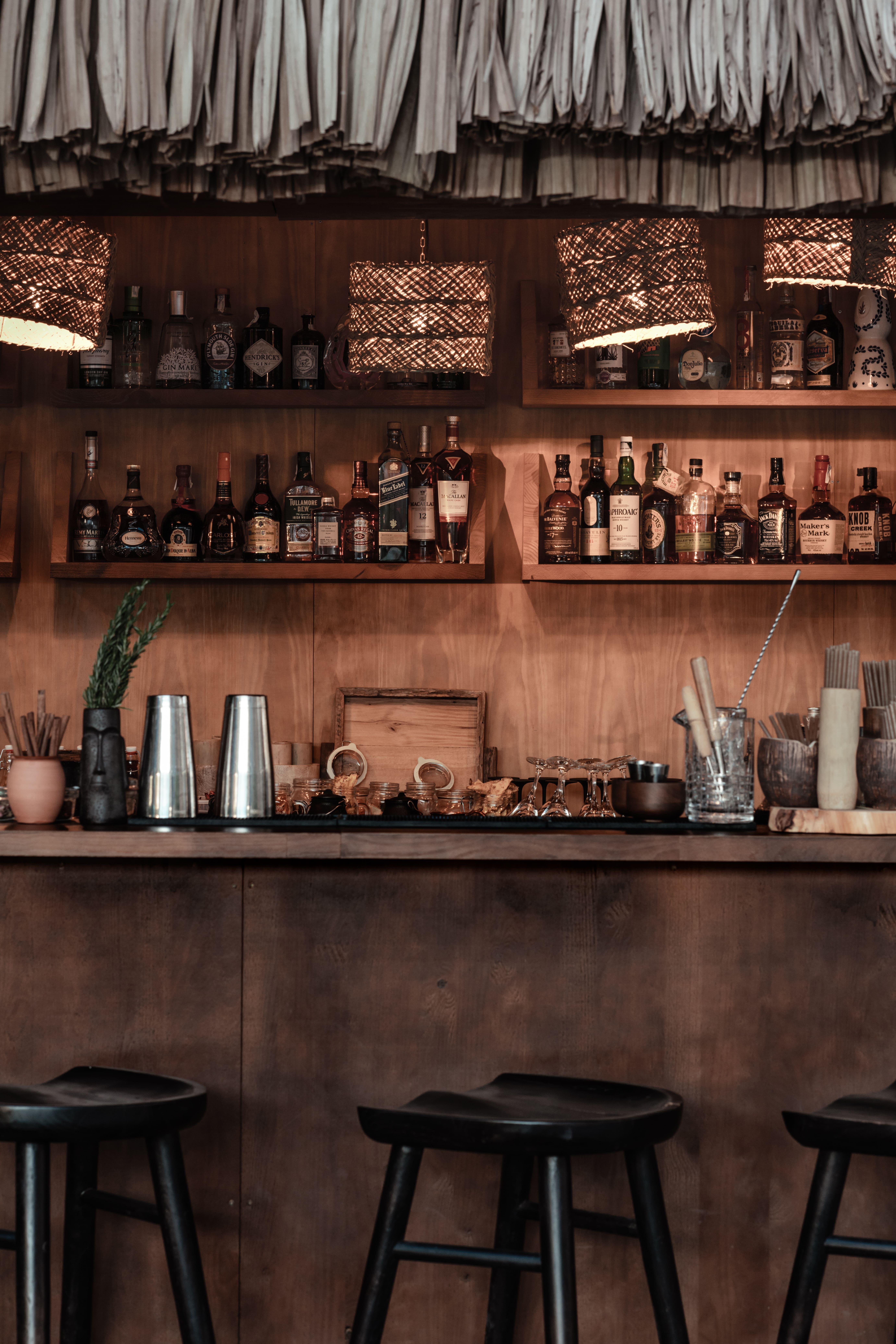 Oku Ibiza (Adults Only) Hotel ซานอันโตนิโอ ภายนอก รูปภาพ A bar with a selection of whiskies