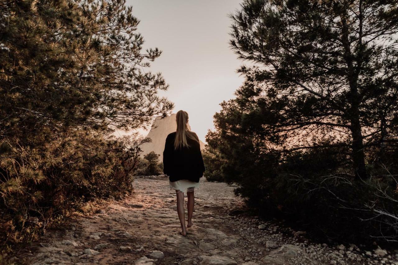 Oku Ibiza (Adults Only) Hotel ซานอันโตนิโอ ภายนอก รูปภาพ A woman walking in the desert